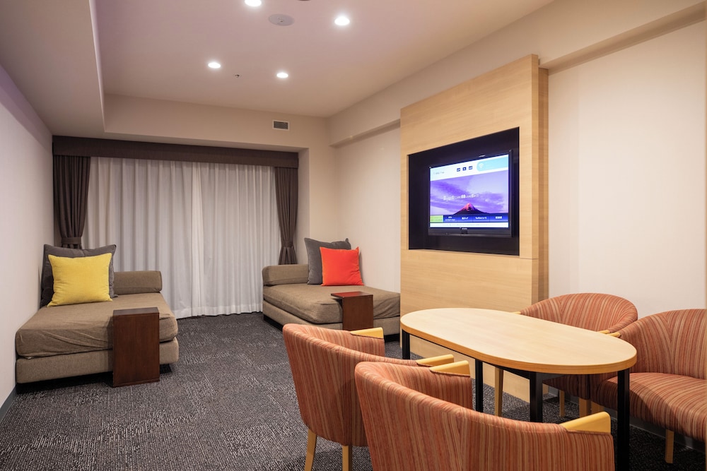 デラックスルーム 4人部屋 4F～5F 富士山ビュー 禁煙 リビング エリア1 | ホテルレジーナ河口湖