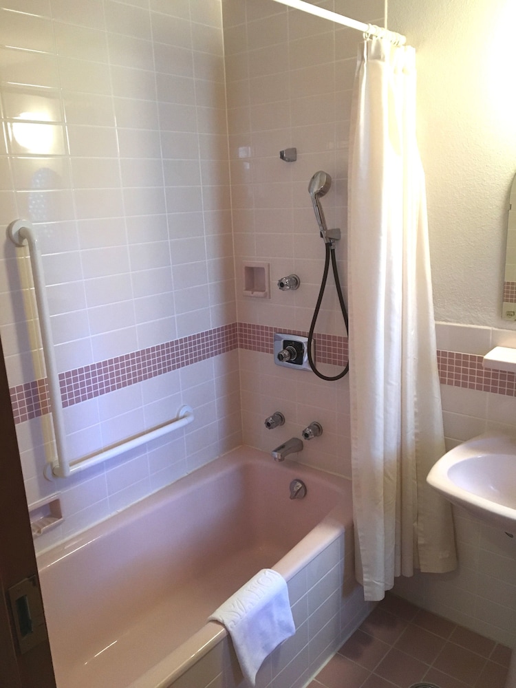 デラックス ツインルーム 禁煙 バスルーム0 | 中禅寺金谷ホテル