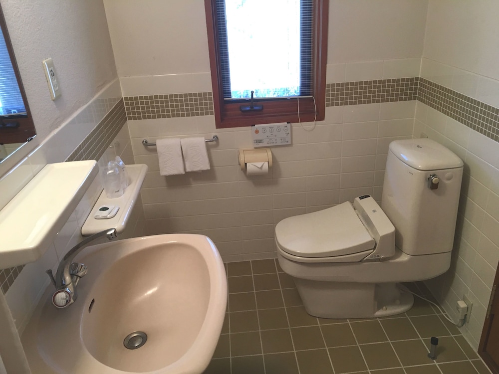 スタンダード ツインルーム 禁煙 バスルーム1 | 中禅寺金谷ホテル