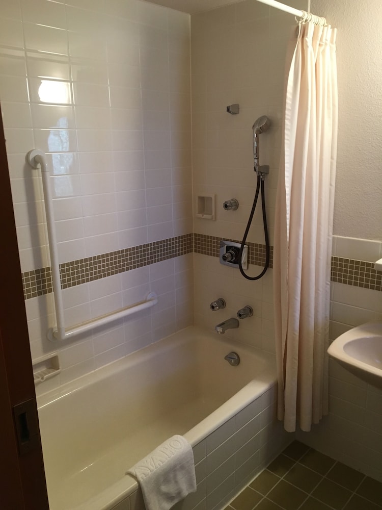 デラックス ハリウッド ツインルーム 禁煙 バスルーム0 | 中禅寺金谷ホテル