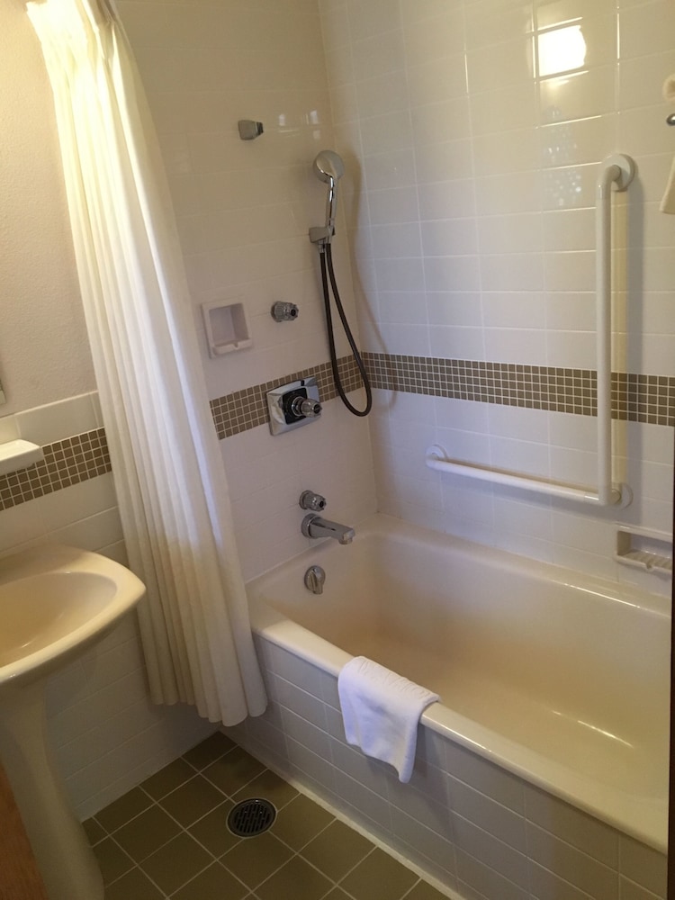 スタンダード ツインルーム 禁煙 バスルーム0 | 中禅寺金谷ホテル