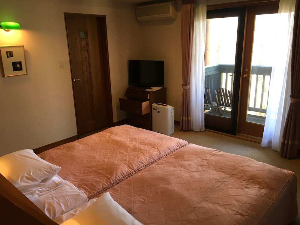 デラックス ハリウッド ツインルーム 禁煙 客室3 | 中禅寺金谷ホテル