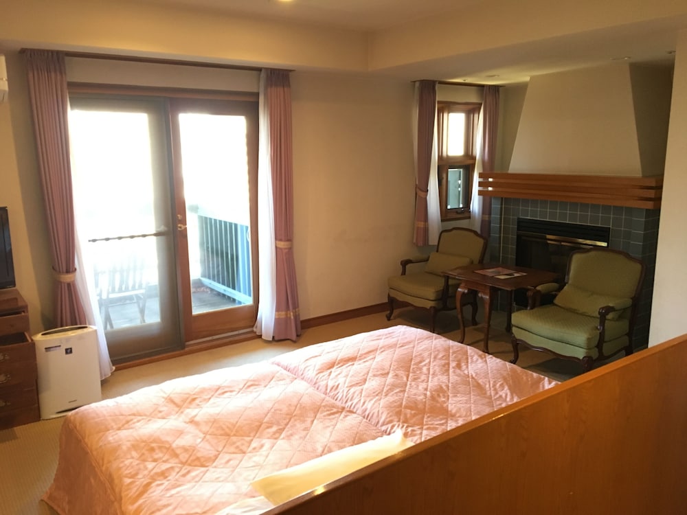 デラックス ハリウッド ツインルーム 禁煙 客室2 | 中禅寺金谷ホテル