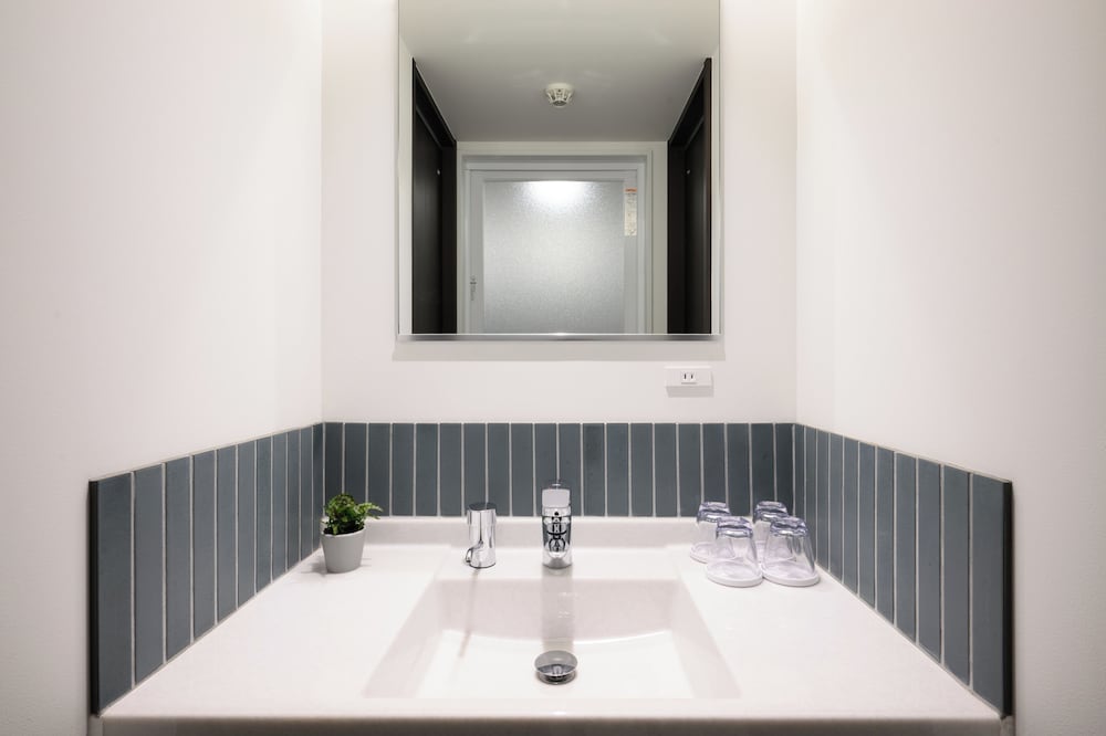 [東館] 和モダンスーペリア4人部屋(29平米)禁煙　眺望無し バスルーム1 | 宮島コーラルホテル