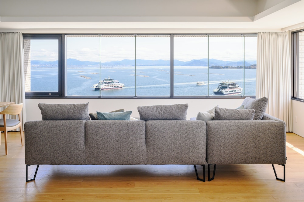 [東館]オーシャンビュースイート禁煙 リビング エリア0 | 宮島コーラルホテル