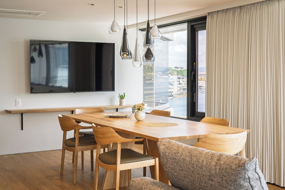 [東館]オーシャンビュースイート禁煙 客室内のダイニングエリア0 | 宮島コーラルホテル