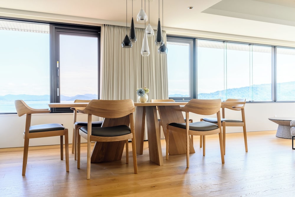 [東館]オーシャンビュースイート禁煙 客室内のダイニングエリア2 | 宮島コーラルホテル