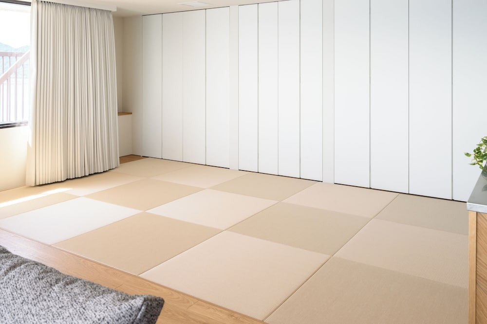 [東館]オーシャンビュースイート禁煙 客室内のダイニングエリア1 | 宮島コーラルホテル