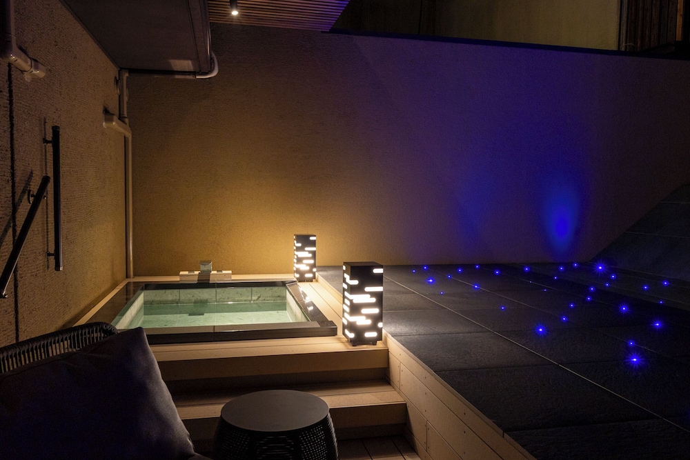 Japanese Style Room with Outdoor Hot Tub 深めの浴槽0 | ホテル明山荘