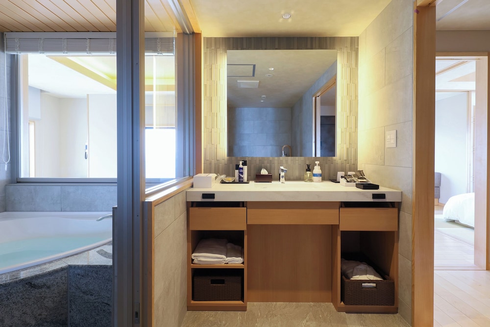 Universal View Suite, Ocean View, East Wing バスルーム1 | ホテル明山荘