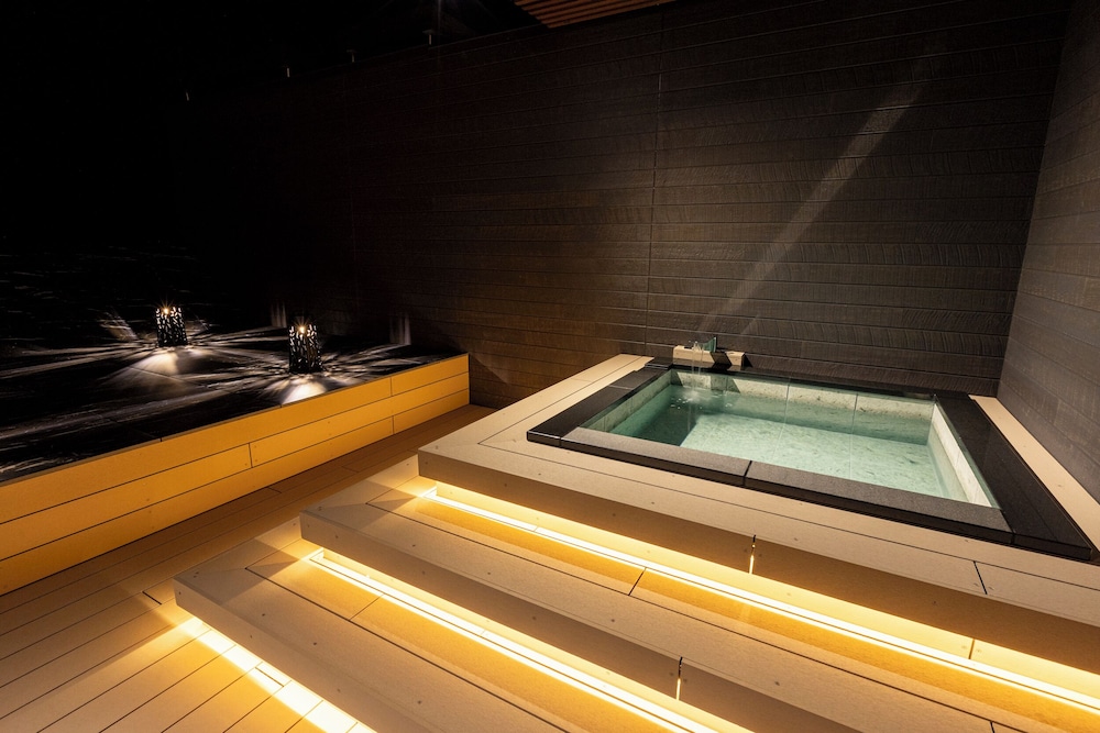 Japanese Style Room with Outdoor Hot Tub 深めの浴槽1 | ホテル明山荘