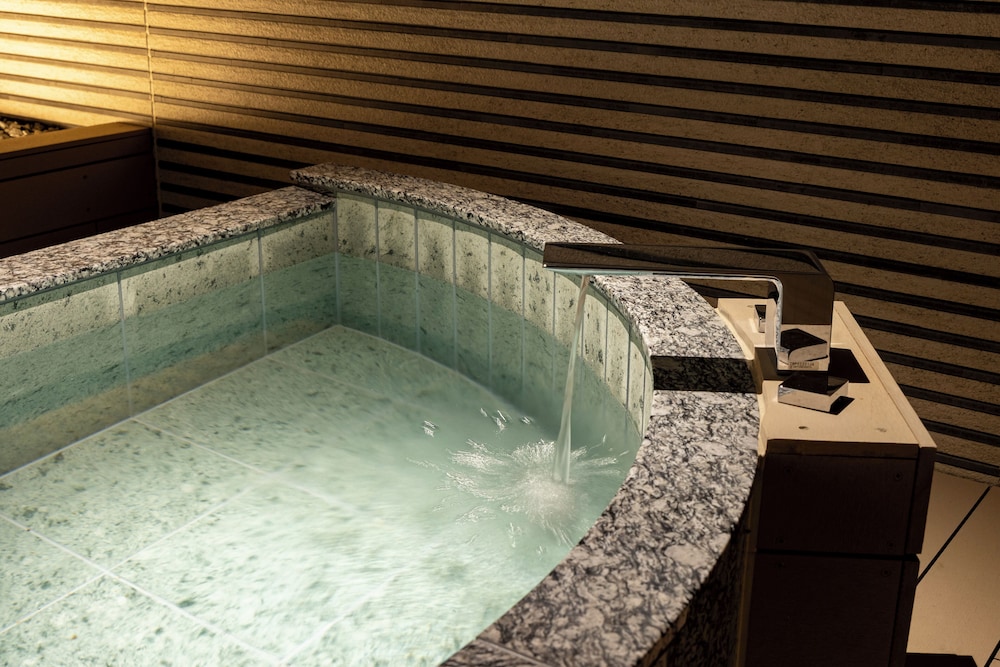 Japanese Style Room with Outdoor Jacuzzi 深めの浴槽0 | ホテル明山荘