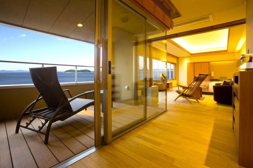 Premium Twin, Open-air Bath リビング エリア1 | ホテル明山荘