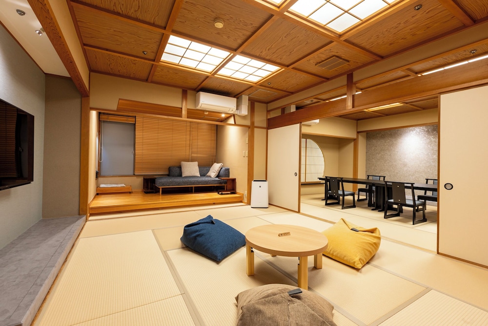 Japanese Style Room with Outdoor Hot Tub | ホテル明山荘