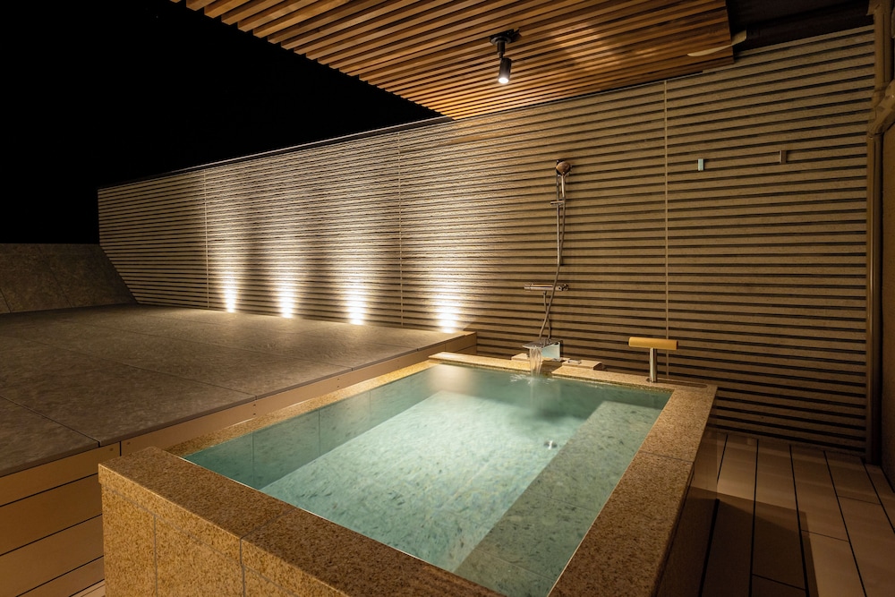 Japanese Style Room with Outdoor Jacuzzi 深めの浴槽1 | ホテル明山荘