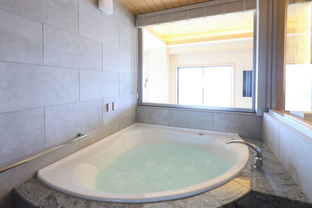 Universal View Suite, Ocean View, East Wing バスルーム2 | ホテル明山荘
