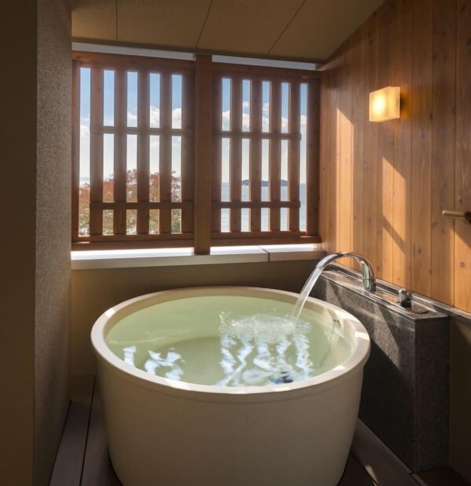 Corner Suite, Open-air Bath 深めの浴槽0 | ホテル明山荘