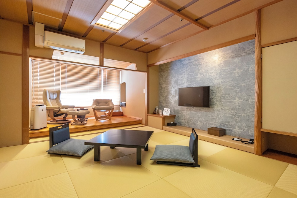 Japanese Style Room with Outdoor Jacuzzi | ホテル明山荘