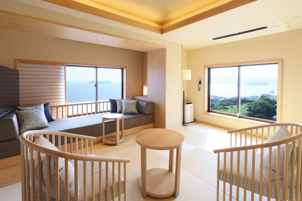Front View Suite, Ocean View, East Wing リビング エリア0 | ホテル明山荘
