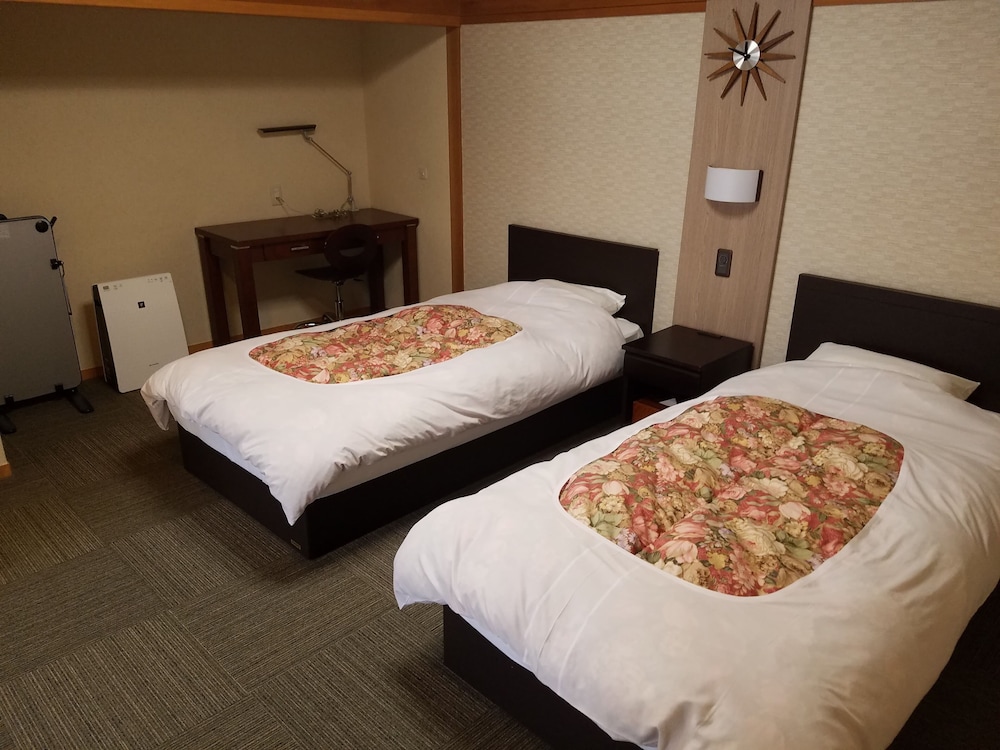 和洋室(ツイン+和室) 客室2 | 海乃ホテル はじめ