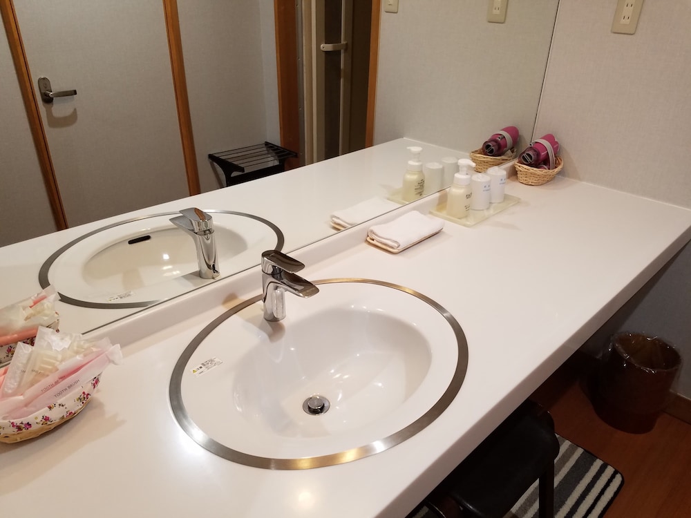 ツインルーム 市街地側 禁煙 バスルームのシンク0 | 海乃ホテル はじめ