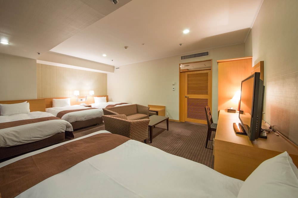 ファミリー 4 人部屋 4 ベッドルーム 禁煙 (添い寝分お子様のお食事代は追加料金現地精算となります) 客室1 | 名鉄グランドホテル