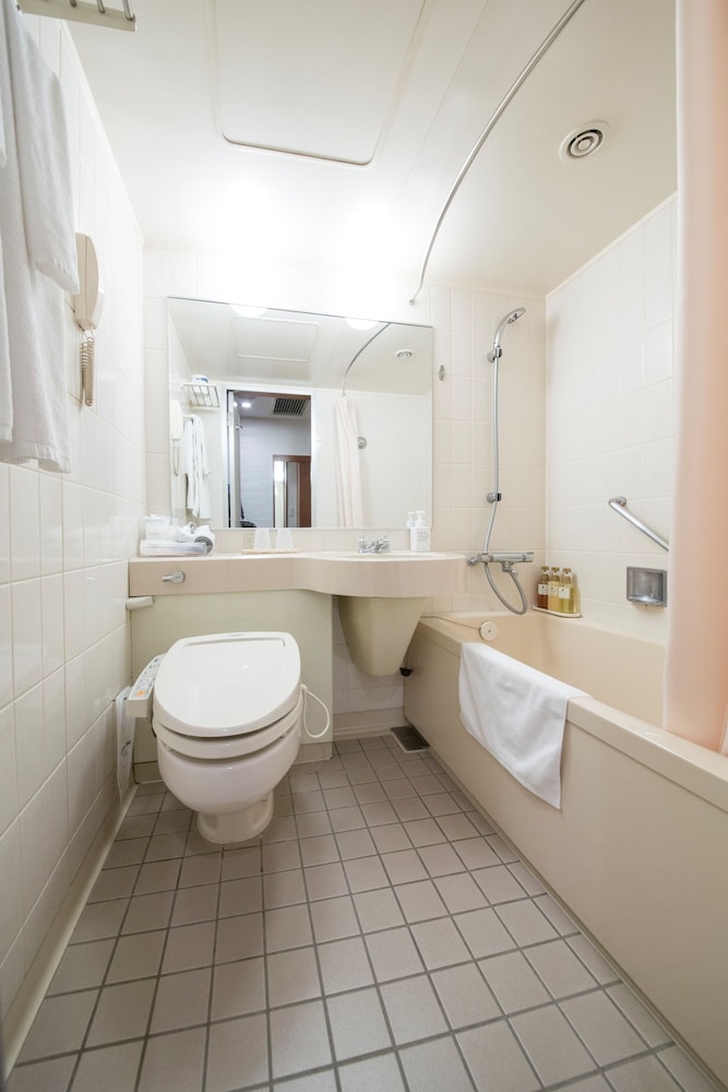 エコノミー ダブルルーム 喫煙可 (添い寝分お子様のお食事代は追加料金現地精算となります) バスルームのシャワー0 | 名鉄グランドホテル