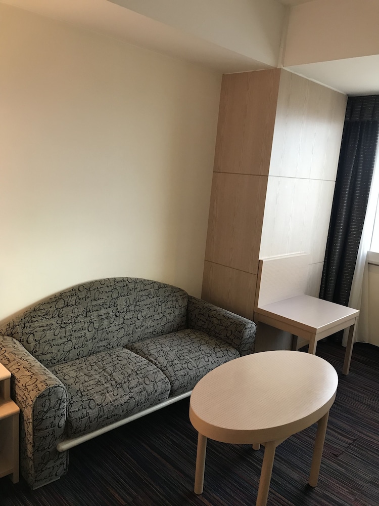 デラックス ダブルルーム クイーンベッド 1 台 禁煙 (添い寝分お子様のお食事代は追加料金現地精算となります) 客室1 | 名鉄グランドホテル