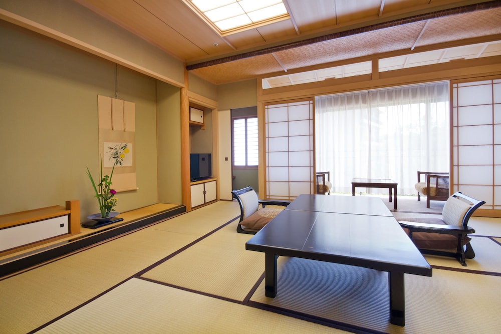和室 庭園側 禁煙 [10畳~] | 道後温泉 ふなや