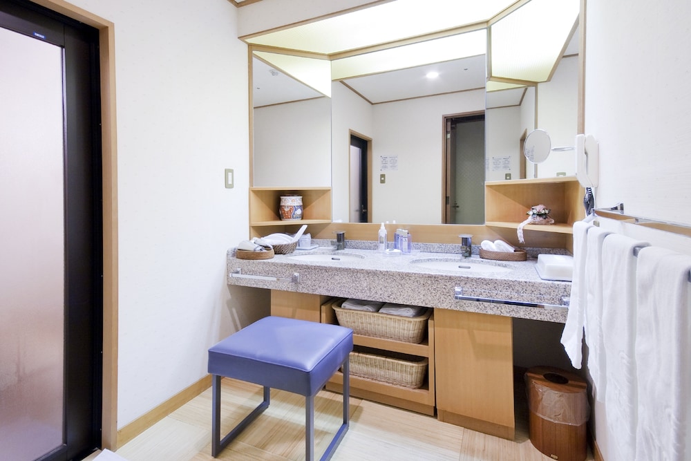 和室 庭園側 禁煙 [10畳~] 客室の設備とサービス0 | 道後温泉 ふなや