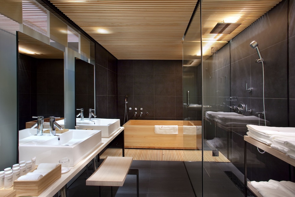 俳句ラウンジスイート (道後温泉引き湯の檜風呂付き) 禁煙 [60㎡] バスルーム0 | 道後温泉 ふなや