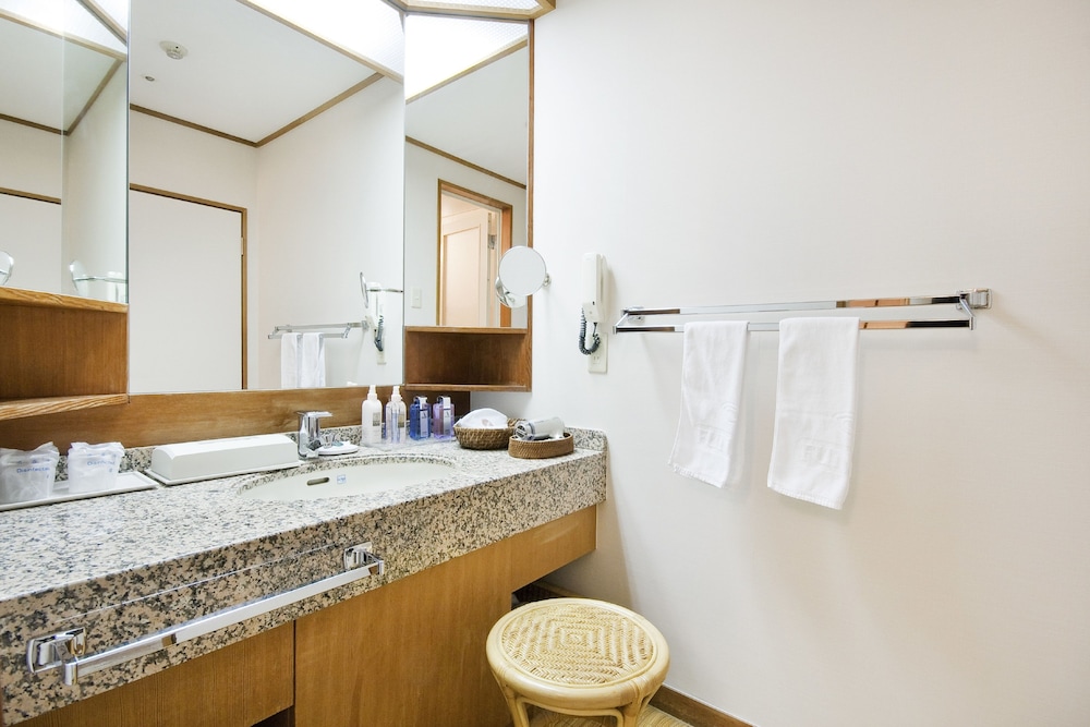 和室 -おまかせ- 禁煙【8畳～12畳】 バスルームのシンク0 | 道後温泉 ふなや