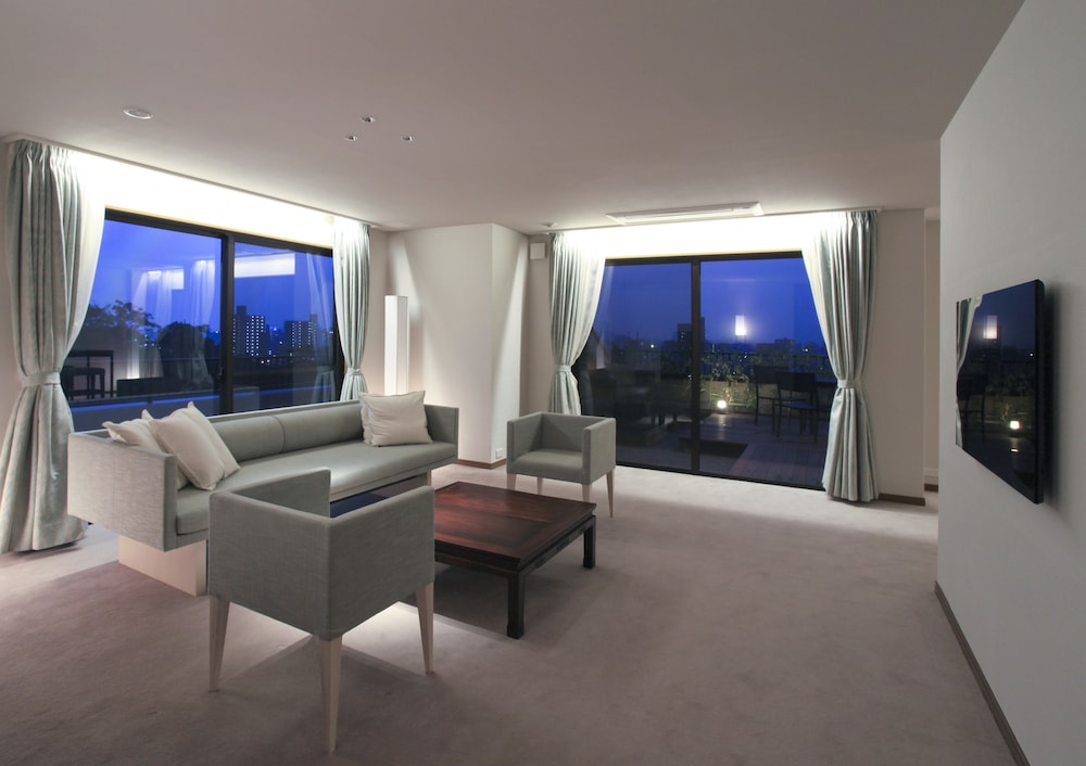 俳句ラウンジスイート (道後温泉引き湯の檜風呂付き) 禁煙 [60㎡] リビングルーム0 | 道後温泉 ふなや