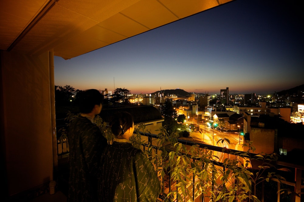 俳句ラウンジスイート (道後温泉引き湯の檜風呂付き) 禁煙 [60㎡] 部屋からの景観0 | 道後温泉 ふなや