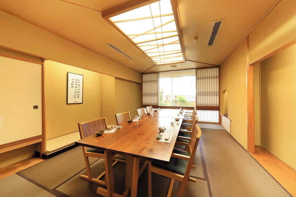 和室 スーペリア 2人部屋 旅館のお食事処1 | 葉山館