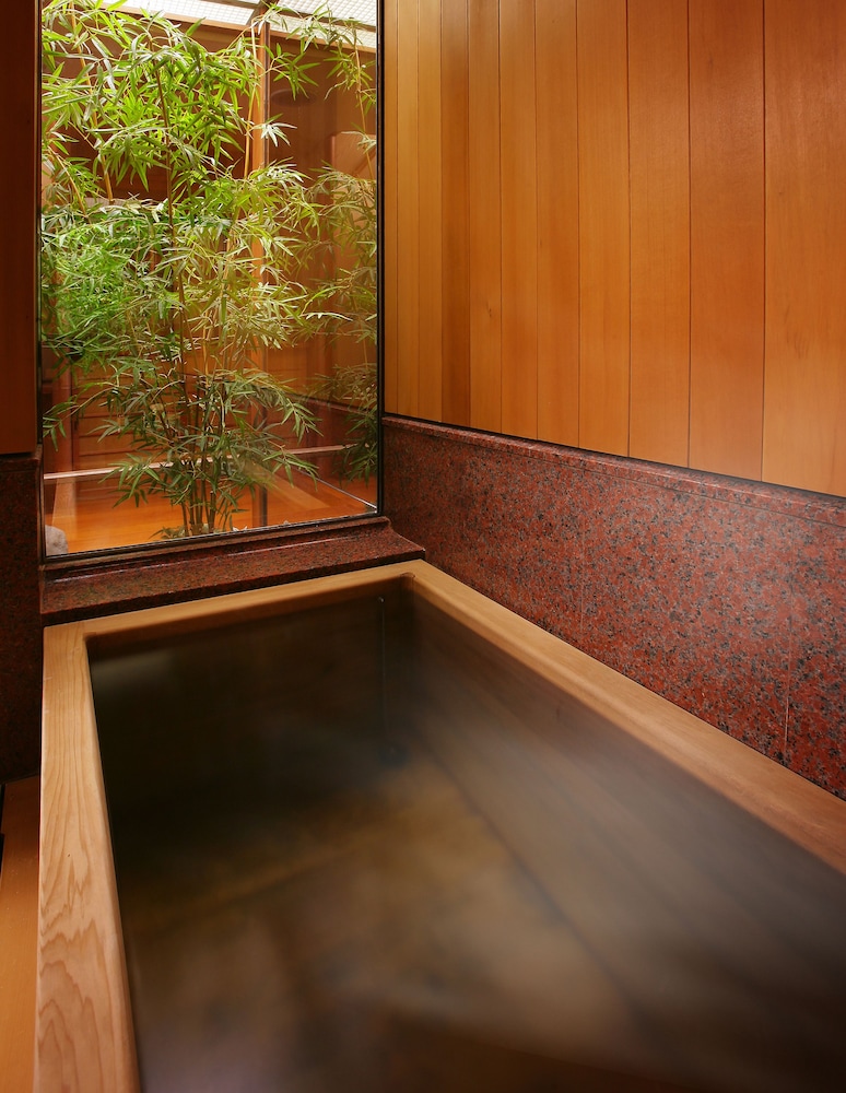 和室 スーペリア 2人部屋 深めの浴槽0 | 葉山館