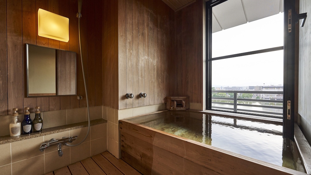 デラックス ツインルーム 露天風呂付き 猿沢池ビュー 禁煙 バスルーム1 | さるさわ池 よしだや