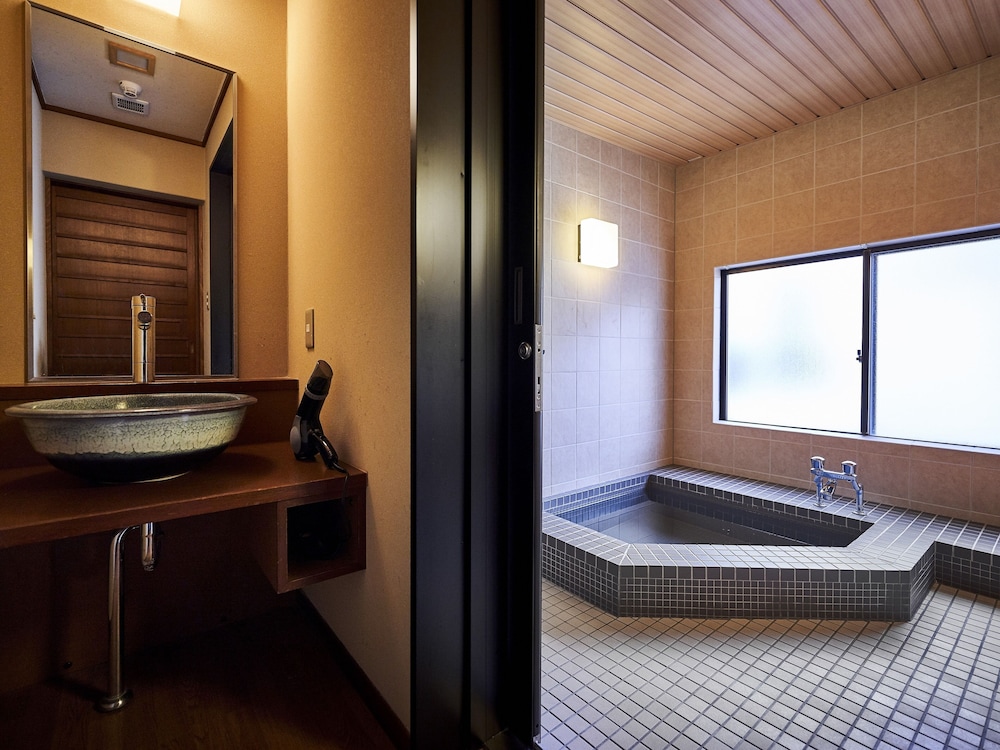 トラディショナル ルーム 禁煙 (Tatami Room,Up to 4 guests) バスルーム1 | さるさわ池 よしだや