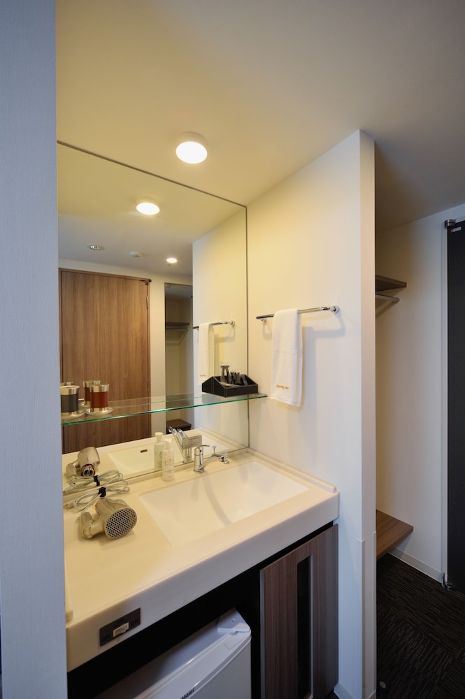 ダブルルーム禁煙 (15平米) リビング エリア0 | 天然温泉 錦鯱の湯 ドーミーインPREMIUM名古屋栄