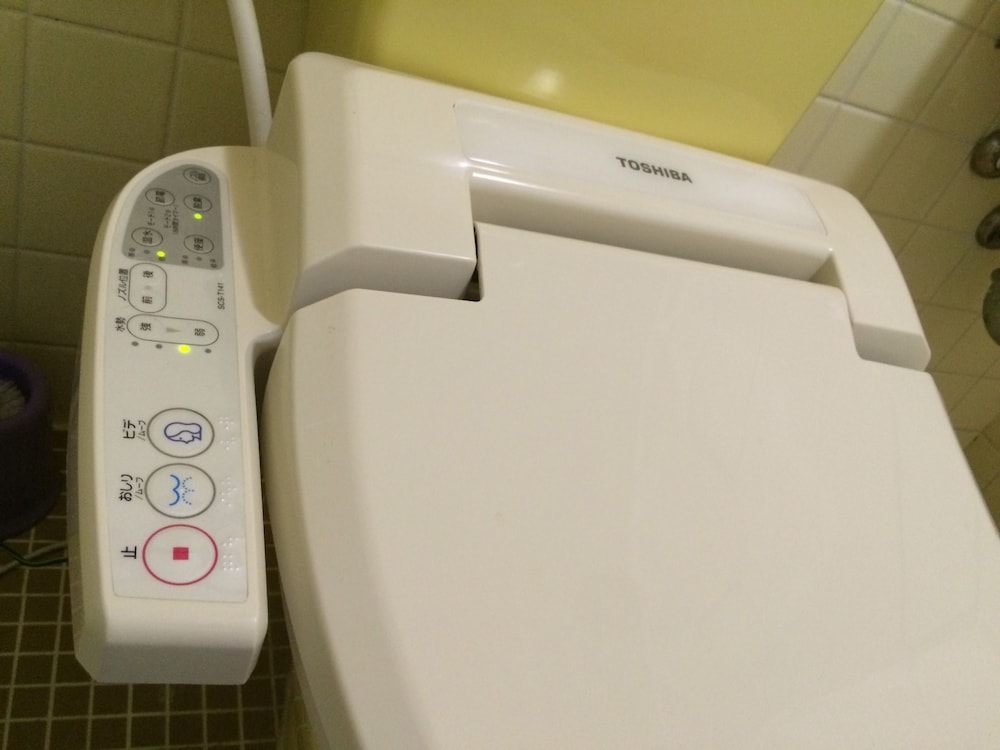 スタンダード 4 人部屋 禁煙 マウンテンビュー バスルーム1 | サーフサイド ベッド アンド ブレックファスト