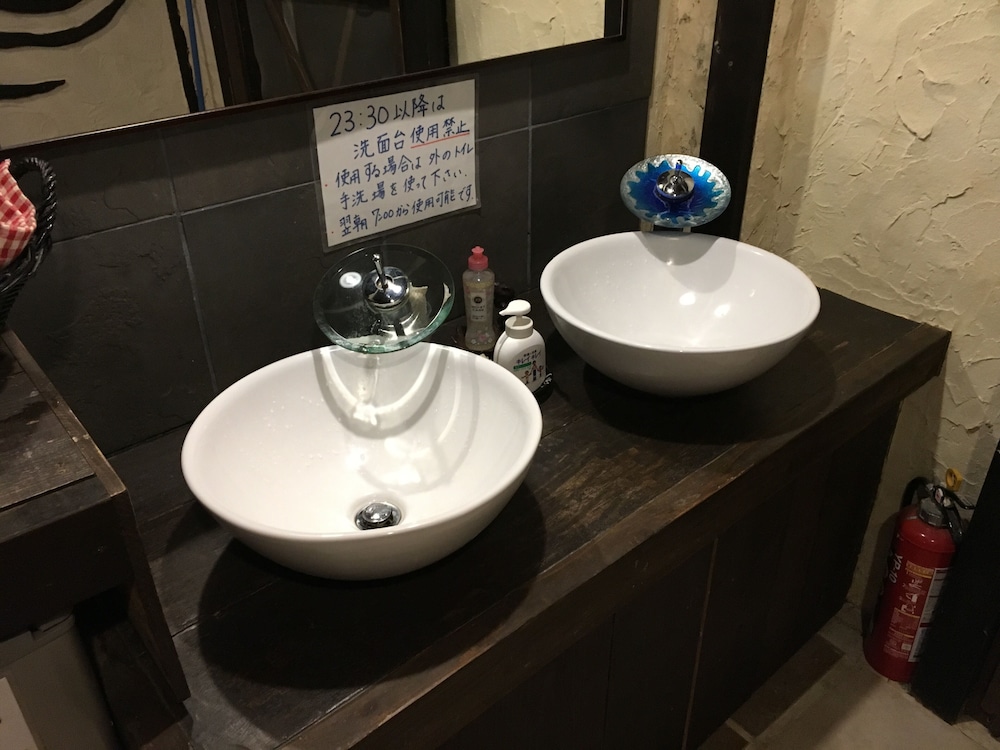 アジアン簡易個室 二段ベット、鍵付き バスルームのシンク0 | 竹富島ゲストハウス & ジュテーム