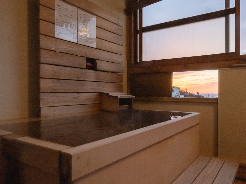 【源泉露天風呂付和室/海向き】10畳/4名迄 バスルーム0 | 海ゆう庭