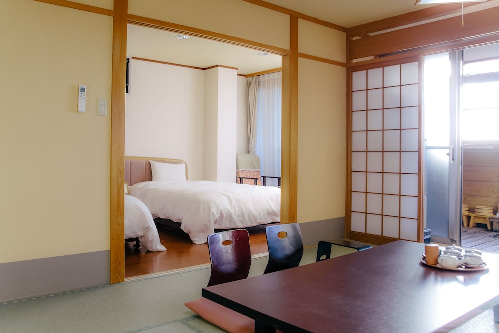 【源泉露天風呂付和洋室/海向き】10畳+ツイン/6名迄 | 海ゆう庭