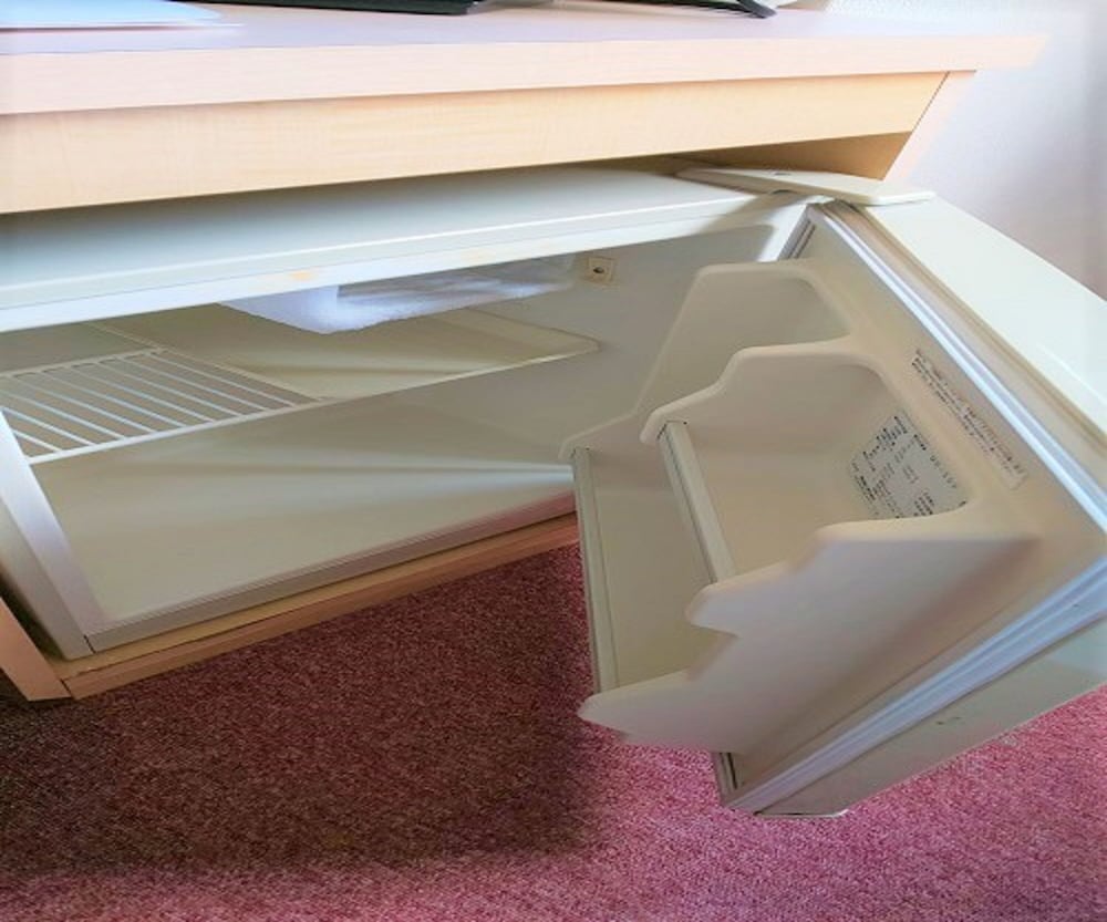 セミダブルルーム 禁煙 客室内のダイニングエリア0 | 奄美ポートタワーホテル