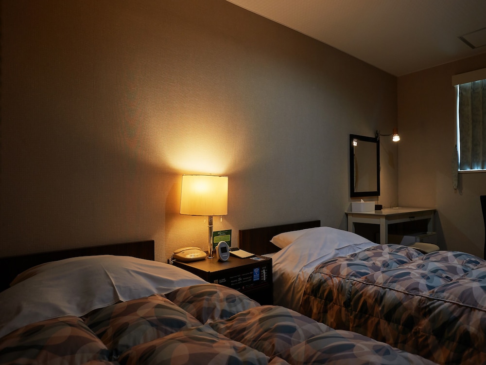 スタンダード ツインルーム シングルベッド 2 台 禁煙 シティビュー 客室9 | ホテル山の内