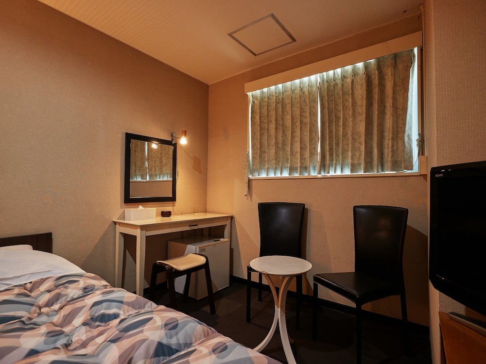 スタンダード ツインルーム シングルベッド 2 台 禁煙 シティビュー 客室8 | ホテル山の内