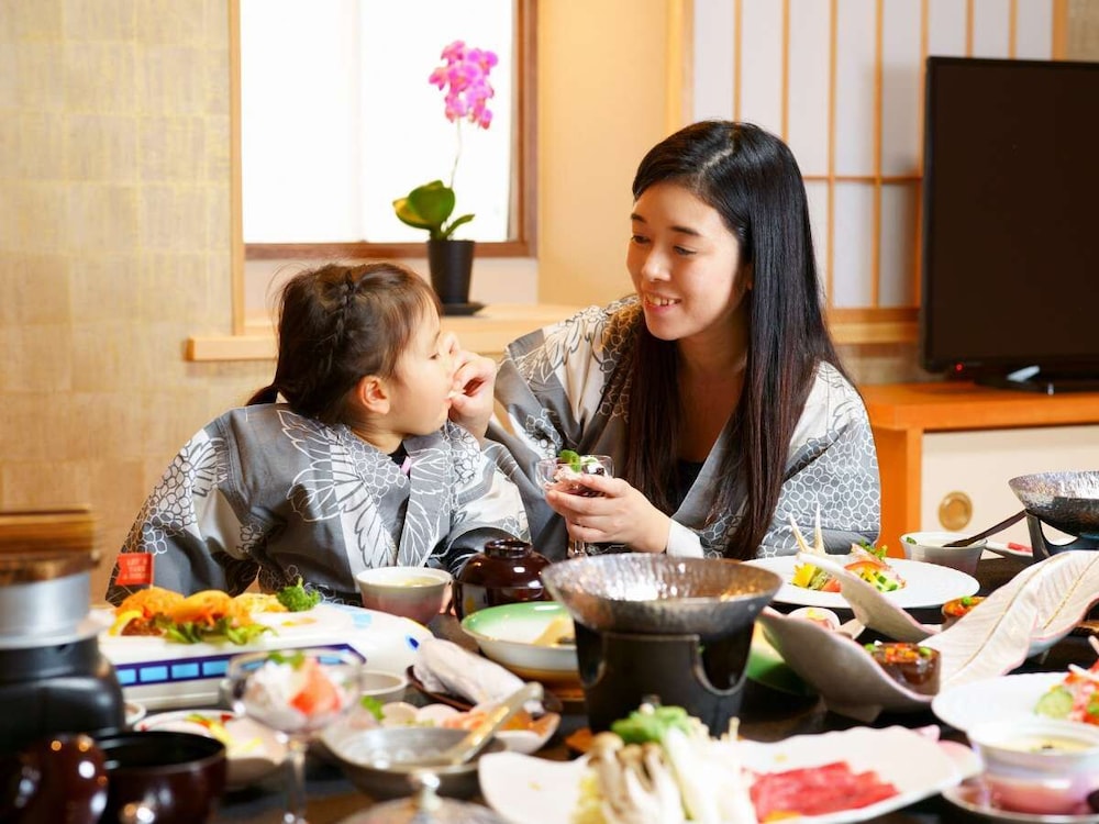 和室 禁煙 客室内のダイニングエリア1 | 美湯の宿 両築別邸