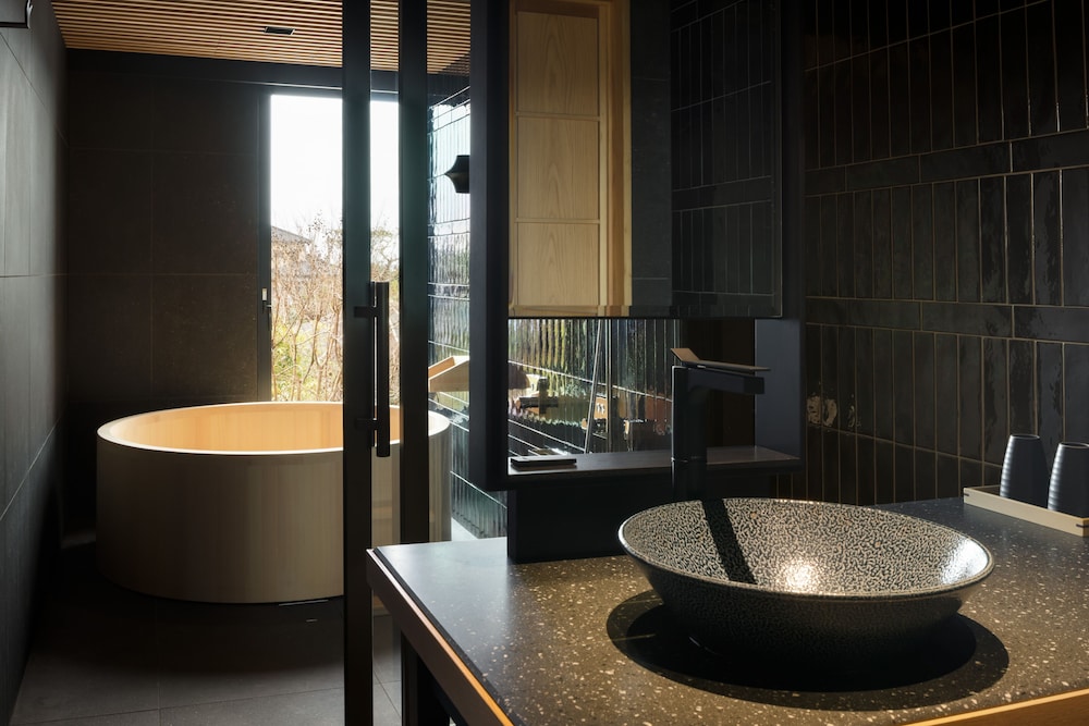 和室14畳 禁煙 バスルーム1 | 野鶴亭