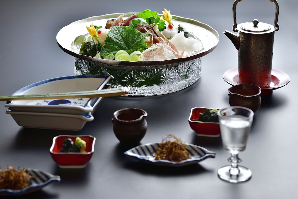 和室10畳 禁煙 旅館のお食事処9 | 野鶴亭