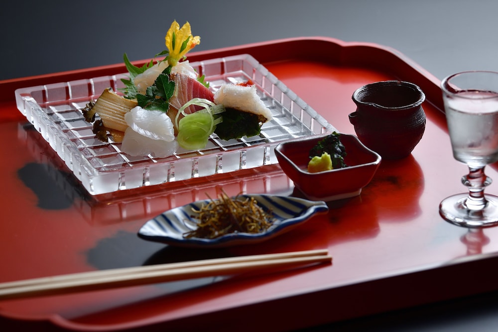 和室10畳 禁煙 旅館のお食事処8 | 野鶴亭